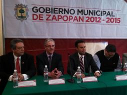 Al centro, el secretario de Salud, Jaime Agustín González (i), junto al alcalde Héctor Robles (d).  /