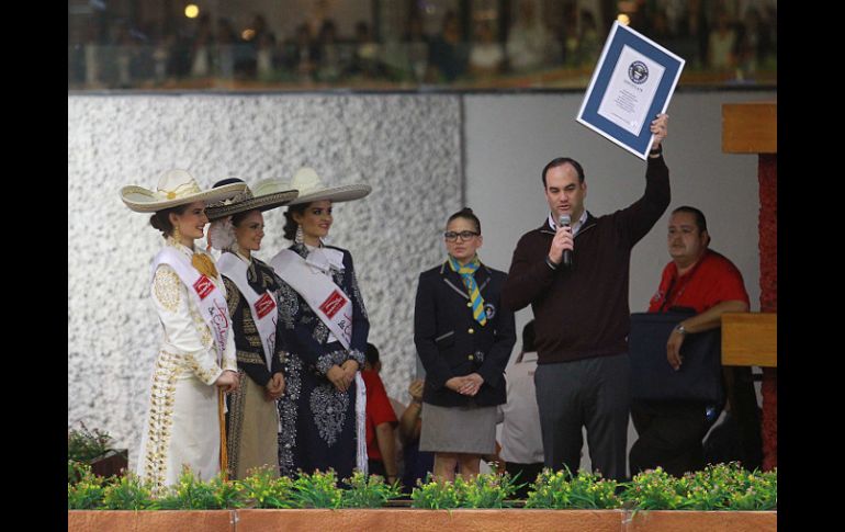 700 mariachis tocaron este año en el exterior de la Cámara de Comercio, implantando una nueva marca.  /