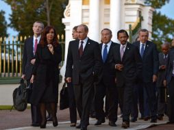 La presidenta de Argentina conversa con el presidente de Rusia, a su llegada a una comida y evento cultural en el marco de la cumbre. EFE /