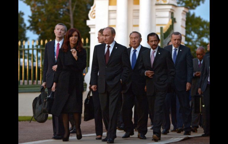 La presidenta de Argentina conversa con el presidente de Rusia, a su llegada a una comida y evento cultural en el marco de la cumbre. EFE /