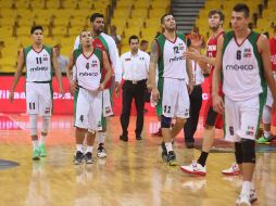 Los jugadores del equipo mexicano salen de la cancha luego de la derrota. AP /