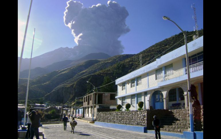 El volcan Ubinas, en Moquegua pone en alerta amarilla a los habitantes de esta región. AFP /