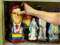 Aspecto de la imagen del ex presidente de Venezuela junto a la de la virgen, en una tienda de venta de artículos religiosos. EFE /