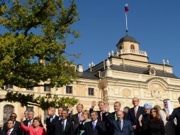 Barack Obama (3i) y Vladimir Putin (2d) posan en San Petersburgo para la fotografía del recuerdo de la reunión del G-20. AFP /