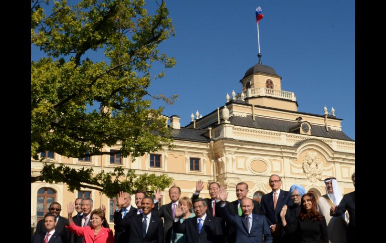 Barack Obama (3i) y Vladimir Putin (2d) posan en San Petersburgo para la fotografía del recuerdo de la reunión del G-20. AFP /