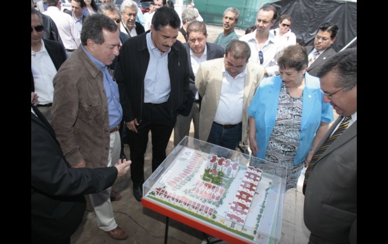 El alcalde tapatío, Ramiro Hernández, observa la maqueta del completo denominado Privanza Violeta.  /