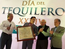 El gobernador, Aristóteles Sandoval recibió la medalla de Embajador del Tequila.  /