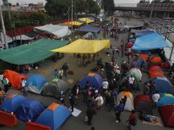 Luego de días de movilizaciones la CNTE permanece en el plantón que mantienen en el Zócalo capitalino. ARCHIVO /