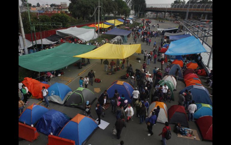 Luego de días de movilizaciones la CNTE permanece en el plantón que mantienen en el Zócalo capitalino. ARCHIVO /