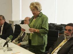 Acelia García durante la firma del documento que avala la donación de los libros que permanecerán en la institución por 99 años.  /