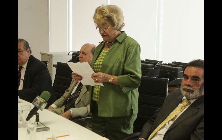 Acelia García durante la firma del documento que avala la donación de los libros que permanecerán en la institución por 99 años.  /