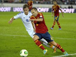 Andrés Iniesta busca debosrdar a un defensa de Finlandia en el partido celebrado hoy en Helsinki. EFE /