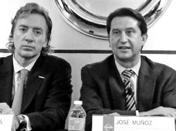 Directivos. José Luis Valls (izquierda), acompañando a José Muñoz, ex presidente de Nissan Mexicana.  /