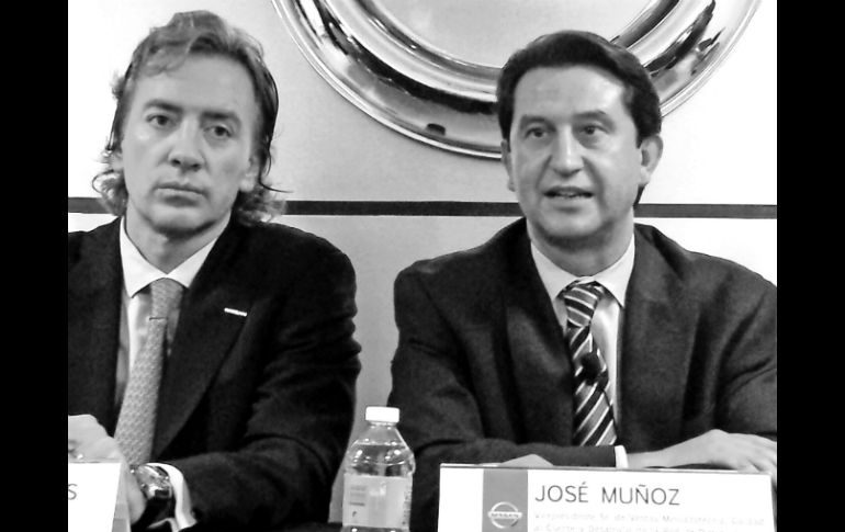 Directivos. José Luis Valls (izquierda), acompañando a José Muñoz, ex presidente de Nissan Mexicana.  /