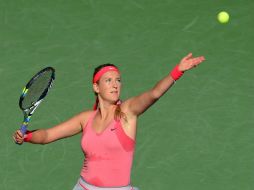 Victoria Azarenka realiza un saque durante la semifinal del US Open. AFP /