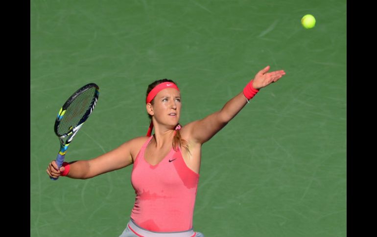 Victoria Azarenka realiza un saque durante la semifinal del US Open. AFP /