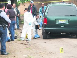 El Salto. Ahí fueron encontrados dos hombres muertos a balazos dentro de una camioneta; estaban armados. EL INFORMADOR /