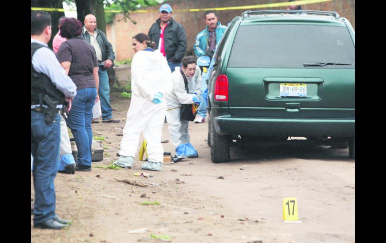 El Salto. Ahí fueron encontrados dos hombres muertos a balazos dentro de una camioneta; estaban armados. EL INFORMADOR /