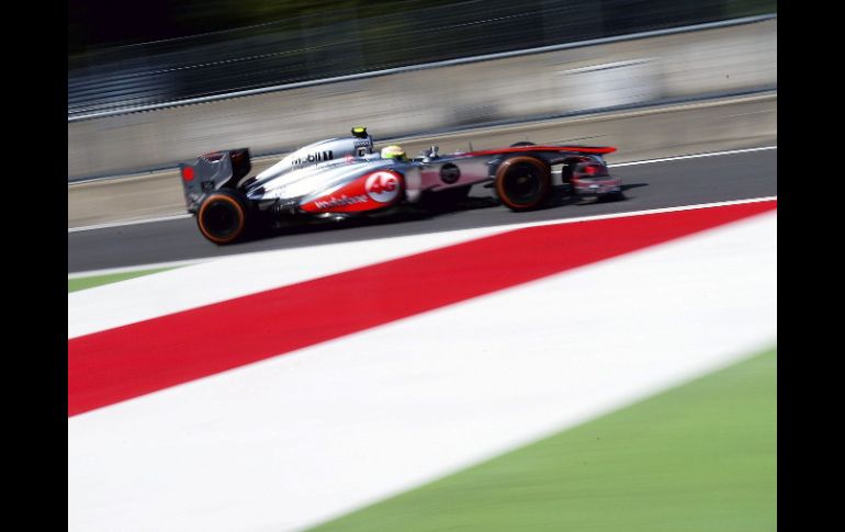 Sergio Pérez, en plena acción durante la sesión de calificación (Q2) para el Gran Premio de Italia. EFE /