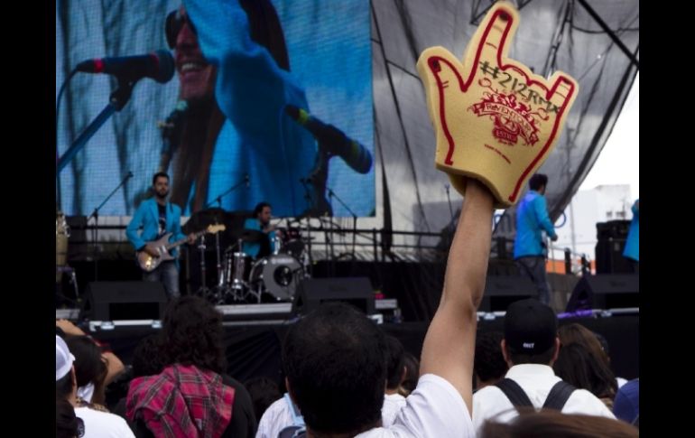 Entre el público de los escenarios se observan familias y grupos de jóvenes que disfrutan el festival. EL INFORMADOR /