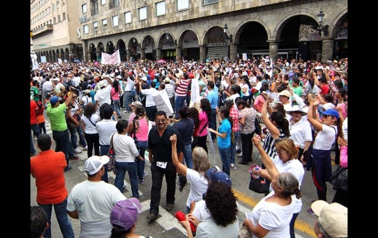 En Guadalajara, y otras ciudades del país, hubo movilizaciones de maestros en protesta por las modificaciones a leyes educativas. EL INFORMADOR /