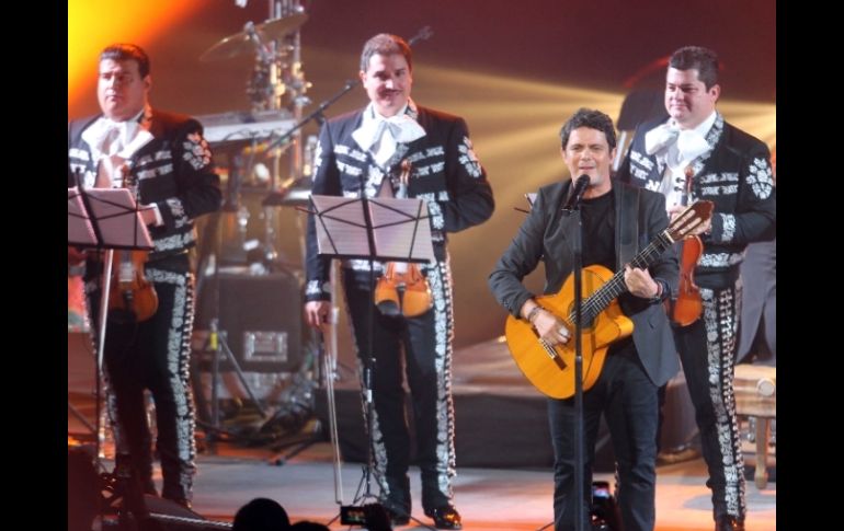 Durante su presentación  Alejandro Sanz cantó en compañía de mariachi ''con mucho respeto''.  /