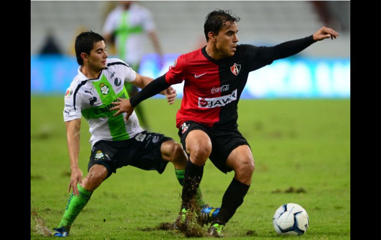 La lluvia ensució el juego anoche en el Jalisco. MEXSPORT /