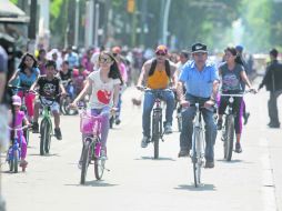 Domingo en la calle. Paseantes en una de las avenidas restringidas a los vehículos impulsados por motores. EL INFORMADOR /