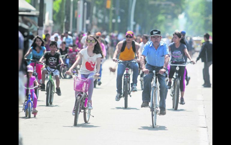 Domingo en la calle. Paseantes en una de las avenidas restringidas a los vehículos impulsados por motores. EL INFORMADOR /