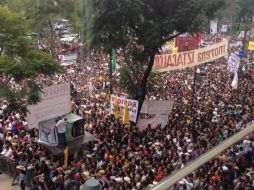 Previo a la llegada de López Obrador, los oradores conminaron a los presentes a unirse a a la lucha del magisterio. ESPECIAL /