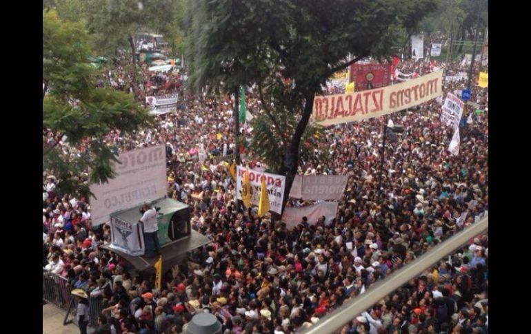 Previo a la llegada de López Obrador, los oradores conminaron a los presentes a unirse a a la lucha del magisterio. ESPECIAL /