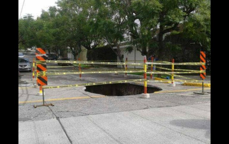 La zona ya se encuentra señalada para evitar accidentes. Foto tomada del Facebook de SIAPA. ESPECIAL /