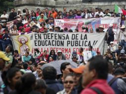 Los maestros de la CNTE realizan movilizaciones en contra de la reforma educativa. SUN /