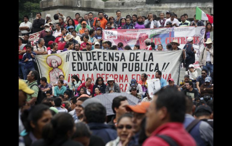 Los maestros de la CNTE realizan movilizaciones en contra de la reforma educativa. SUN /