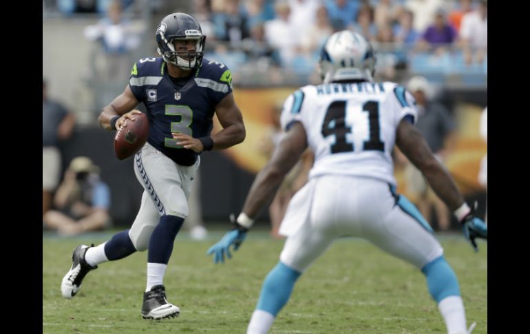 Russel Wilson fue el jugador destacado al lanzar para 320 yardas y un pase de anotación. AP /