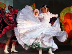 Bailarines y bailarinas elegantemente de blanco ofrecieron un mosaico de las diferentes tradiciones dancísticas de México. NTX /