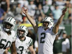 Nick Folk (2) celebra la anotación del gol de campo que le da el agónico triunfo a los Jets. AP /