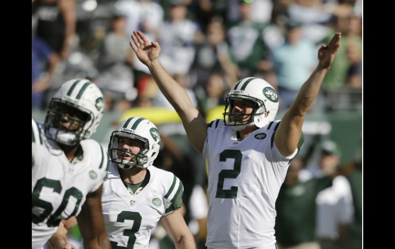 Nick Folk (2) celebra la anotación del gol de campo que le da el agónico triunfo a los Jets. AP /