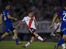 Lanzini (centro) abrió el marcador a favor del cuadro de River Plate. AFP /