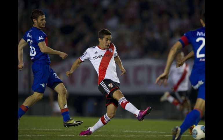 Lanzini (centro) abrió el marcador a favor del cuadro de River Plate. AFP /