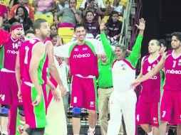 Gustavo Ayón, el único mexicano que juega en la NBA (8), encabeza el festejo del Tricolor luego de vencer a Puerto Rico 59-66. EFE /