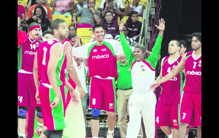 Gustavo Ayón, el único mexicano que juega en la NBA (8), encabeza el festejo del Tricolor luego de vencer a Puerto Rico 59-66. EFE /