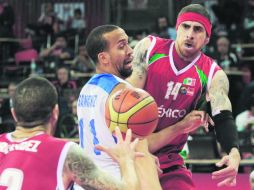 Lorenzo Mata le pasa el balón a Héctor Hernández, ante la marca de Ricardo Sánchez. AFP /