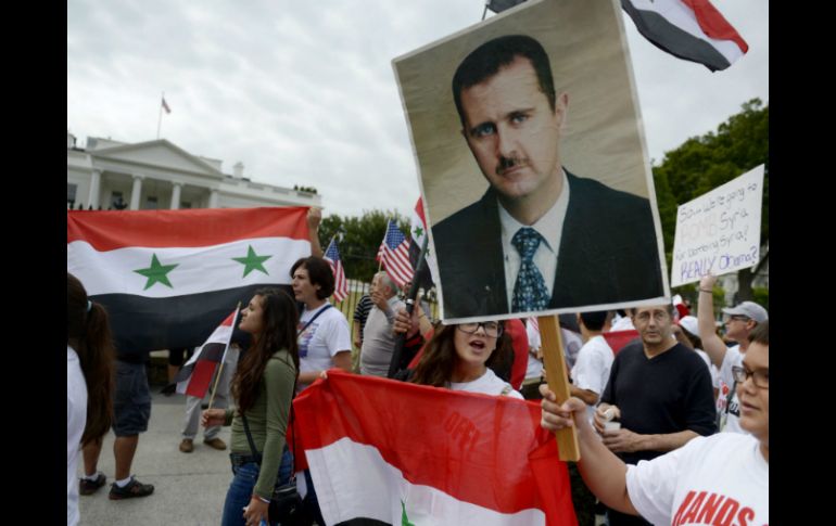 Partidarios del presidente sirio Bashar al-Assad protestan por las amenazas militares contra Siria, afuera de la Casa Blanca. EFE /