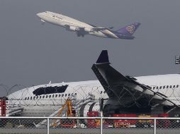 El Airbus 330-300 de Thai Airways se salió de la pista en el principal aeropuerto de Bangkok por problemas de su tren de aterrizaje. AP /