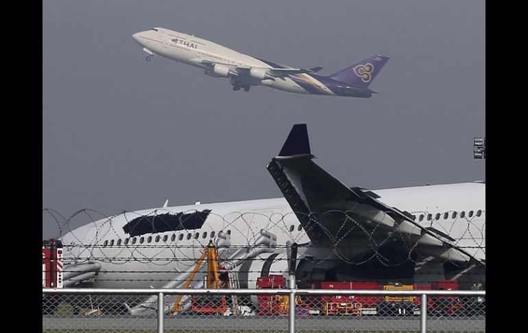 El Airbus 330-300 de Thai Airways se salió de la pista en el principal aeropuerto de Bangkok por problemas de su tren de aterrizaje. AP /