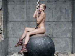 Miley Cyrus vuelve a mostrar su sensualidad, ahora en su nuevo video musical; aparece sólo con botas. ESPECIAL /