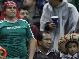 La gente en el Estadio Azteca salió decepcionada y enojada después de la derrota ante Honduras. NTX /