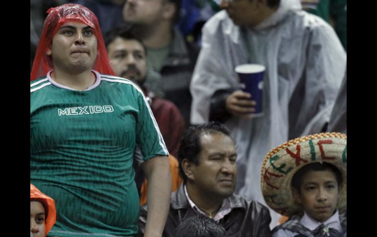 La gente en el Estadio Azteca salió decepcionada y enojada después de la derrota ante Honduras. NTX /