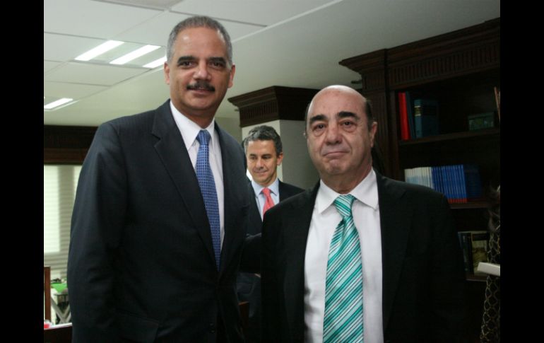 Murillo Karam (d) sostuvo una reunión con Eric Holder (i) y otros funcionarios de EU. ARCHIVO /